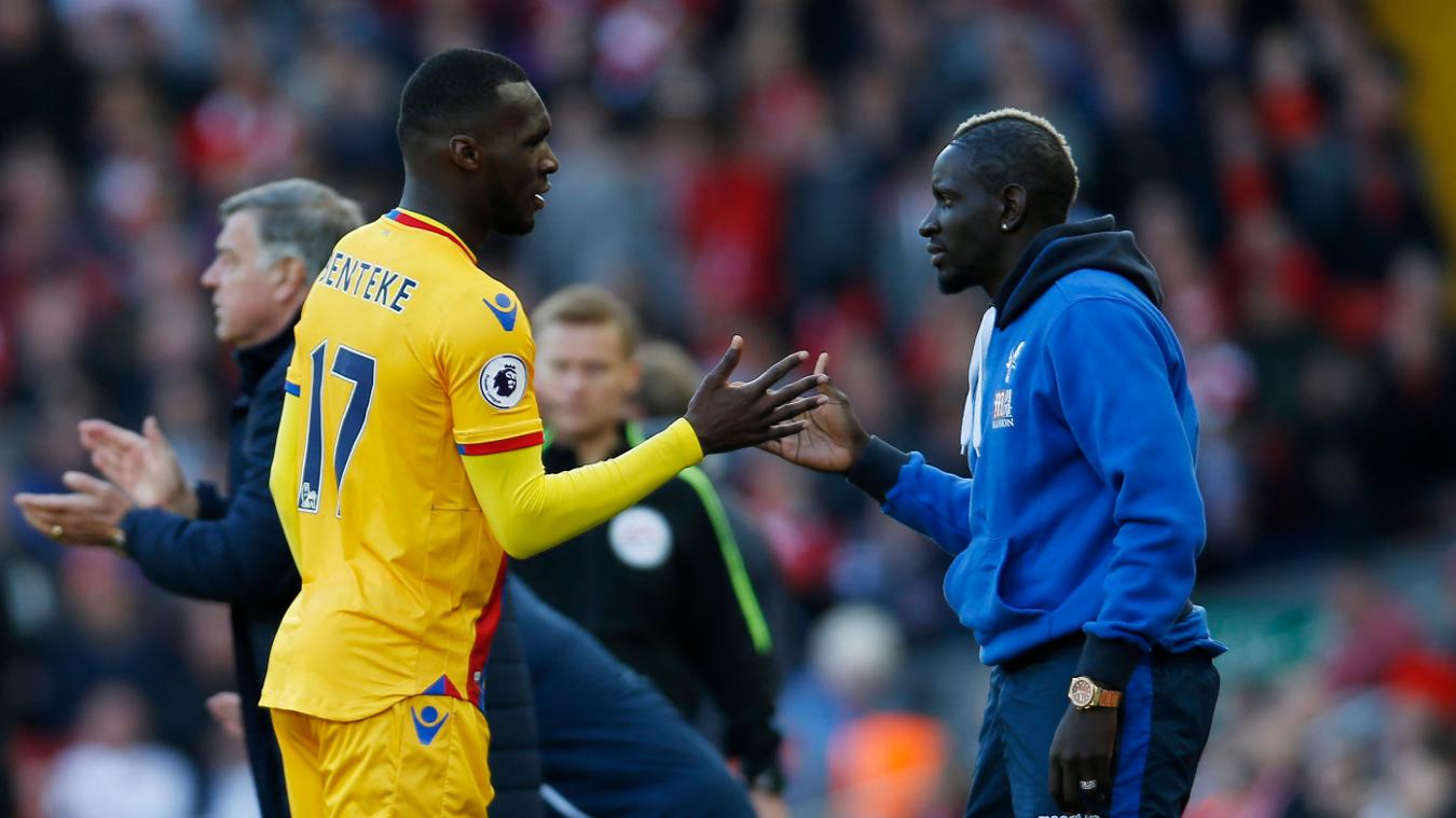Benteke ăn mừng với đồng đội Sakho (cầu thủ đang được Liverpool cho mượn).