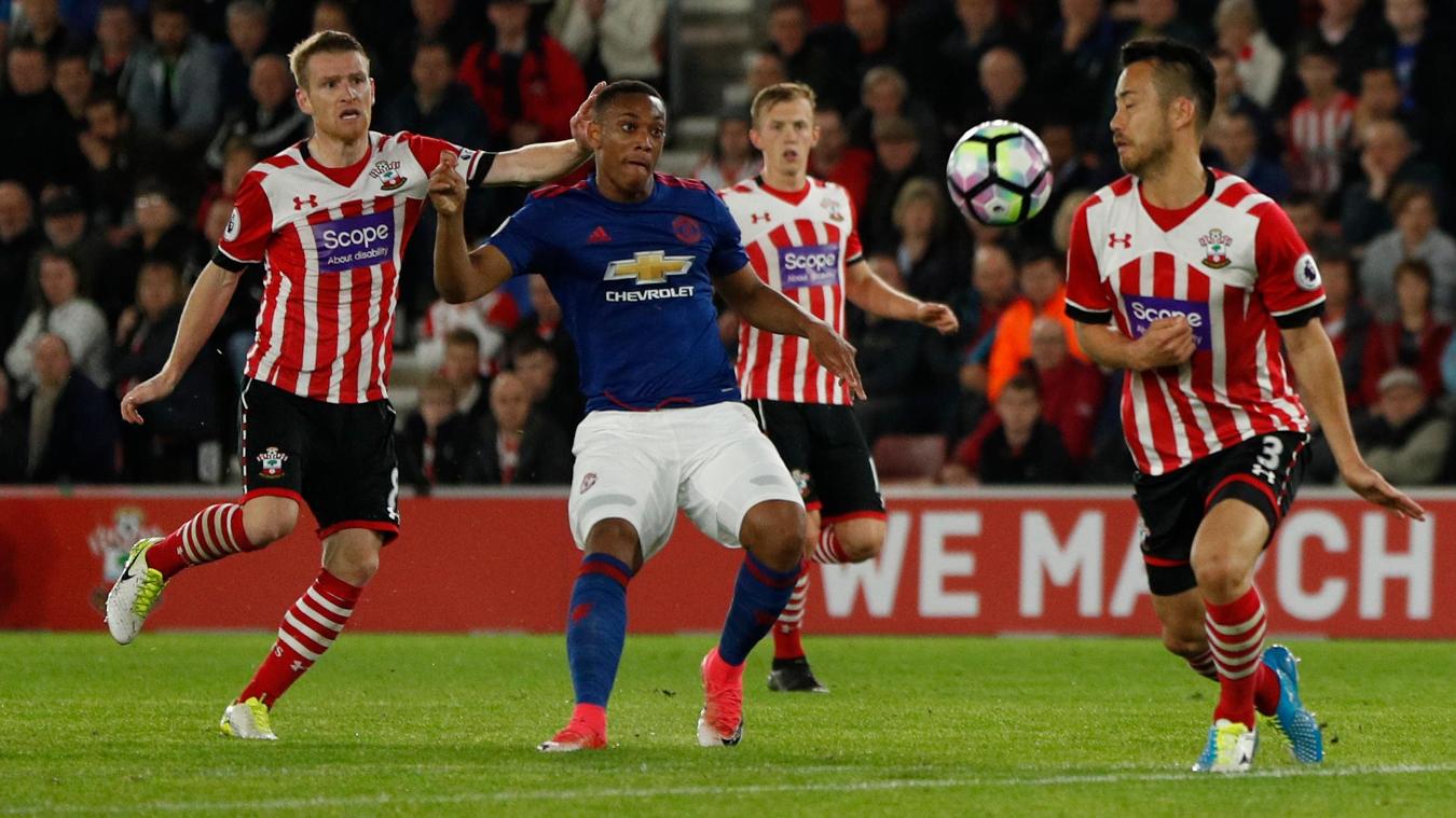 Trên hàng công, Martial và Rooney cũng rất nỗ lực.