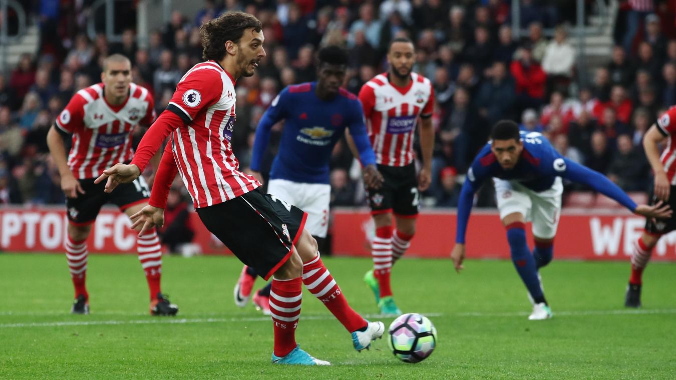 Ngay nhưng phút đấu tiên, Southampton đã được hưởng quả penalty.