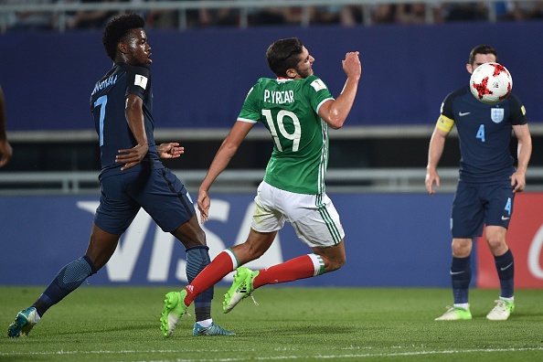 Là một tiền vệ trung tâm, Onomah có lối chơi rất xông xáo. Anh nhận thẻ vàng trong hiệp một sau pha phạm lỗi với tiền đạo Mexico.