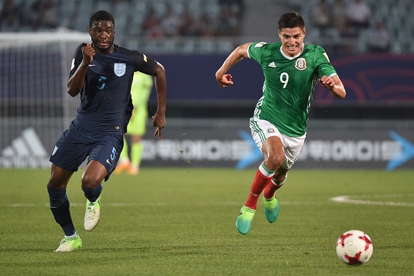 Ronaldo Cisneros (phải) được tung vào sân trong hiệp hai và là ngòi nổ quan trọng của Mexico.
