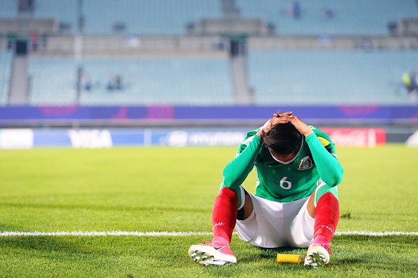 Đội trưởng Alan Cervantes ôm đầu thất vọng bên cạnh chiếc băng thủ quân.