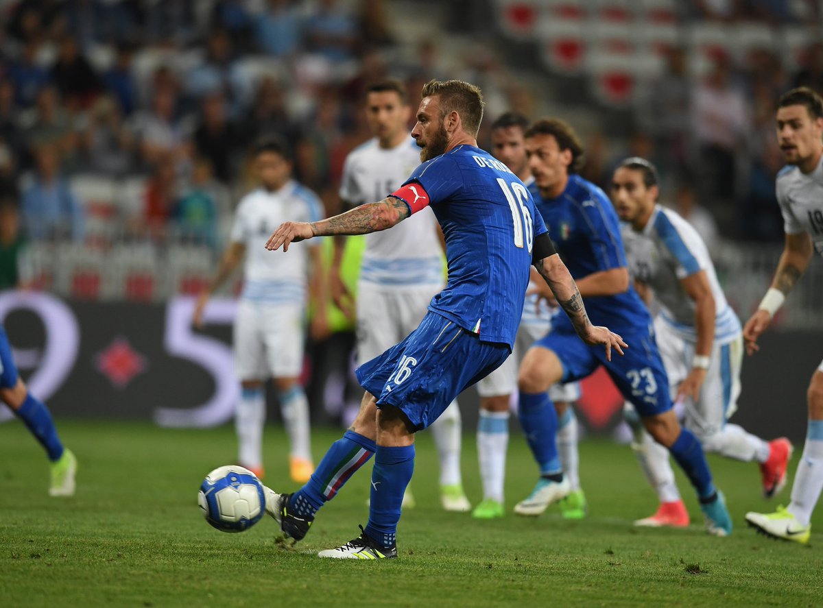 De Rossi ấn định tỉ số trên chấm phạt đền