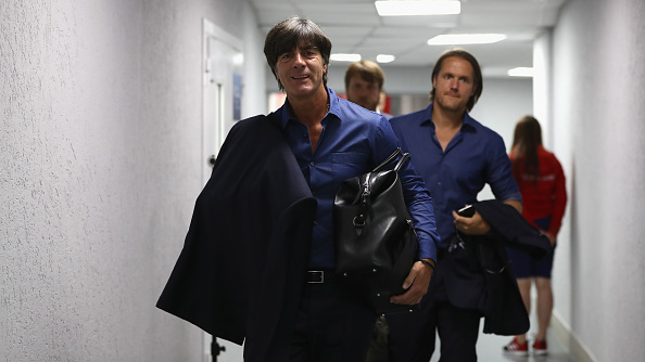 HLV Joachim Loew vui vẻ đến SVĐ