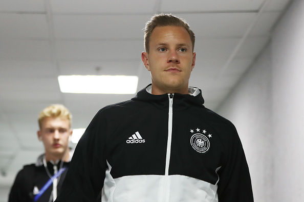 Thủ môn Stegen phải nhường khung gỗ cho Bernd Leno.