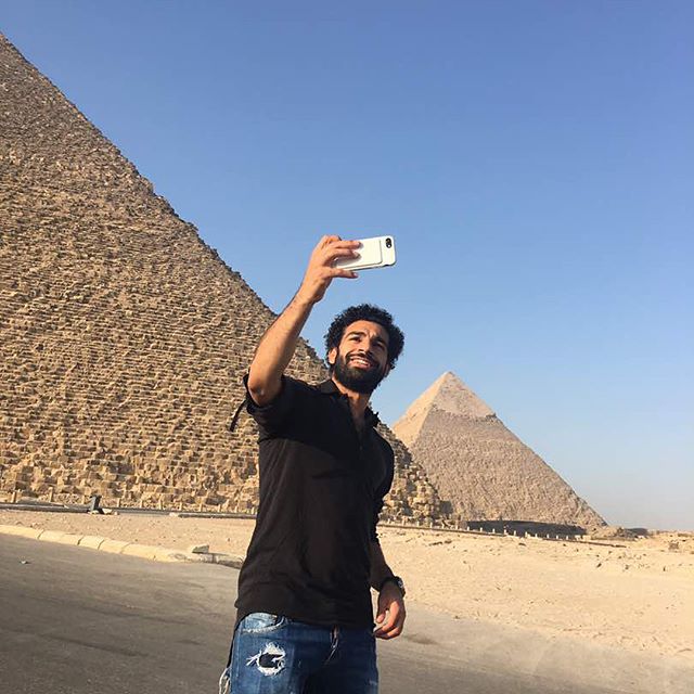 Salah tự sướng cùng biểu tượng Kim tự tháp tại quê nhà Ai Cập.