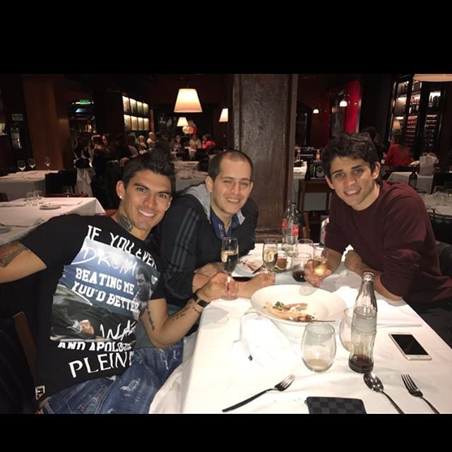 Anh cũng dành thời gian ăn tối cùng bạn bè.