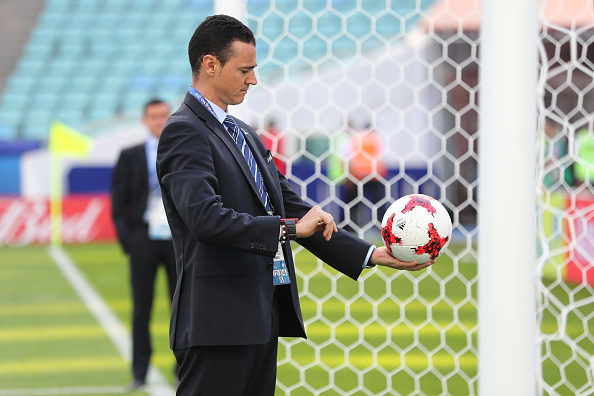 Các nhân viên FIFA kiểm tra công nghệ Goal-line.