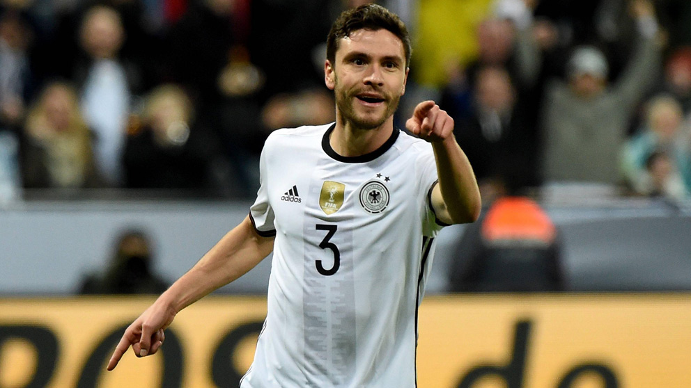 Hậu vệ trái: Jonas Hector (Cologne). Cánh trái sẽ là cái tên đã gầy dựng danh tiếng trong màu áo Cỗ xe tăng kể từ Euro 2016. Hector thi đấu chắc chắn, an toàn bên cánh trái giúp cho cánh đối diện thể thoải mái bùng nổ.