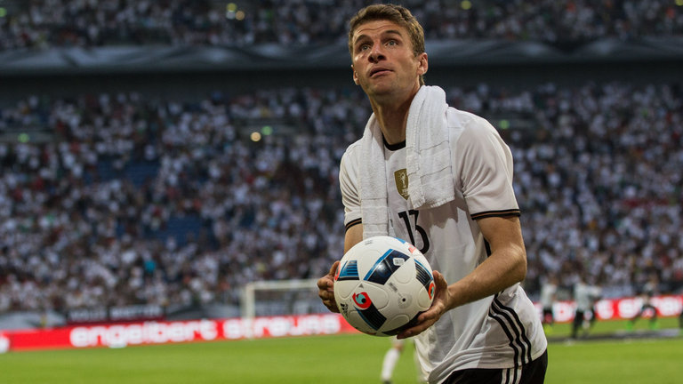 Tiền vệ phải: Thomas Mueller (Bayern Munich). Mueller luôn là một con quái vật mỗi khi bước đến World Cup. Chỉ trong hai kỳ tham dự anh đã ghi tổng cộng 10 bàn. Một ngày không xa, Mueller hoàn toàn có thể phá vỡ kỷ lục của người đàn anh Miroslav Klose và trở thành chân sút ghi nhiều bàn thắng nhất trong lịch sự World Cup. Ảnh: Sky Sports.