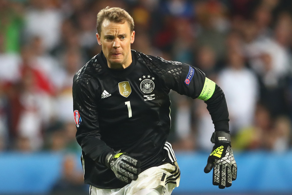 Thủ môn: Manuel Neuer (Bayern Munich). Người nhện Neuer chắc chắn sẽ có một vị trí trong đội hình chính của Cỗ xe tăng. Kể từ khi trở thành người gác đền số một của tuyển Đức, chưa bao giời Neuer khiến CĐV nhà thất vọng.