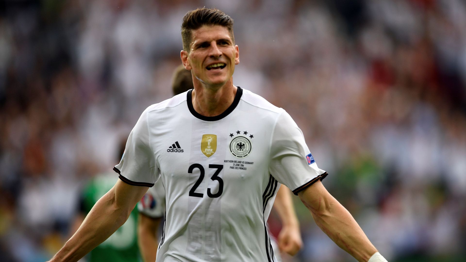Tiền đạo: Mario Gomez (Wolfsburg). Với tính cách của mình, Joachim Loew sẽ gạt bỏ Werner để giao vị trí tiền đạo cắm cho một cầu thủ có nhiều kinh nghiệm hơn là Gomez. Cầu thủ đã ghi 30 bàn thắng cho tuyển Đức đang hồi sinh mạnh mẽ trong màu áo Wolfsburg. Ảnh: Goal.