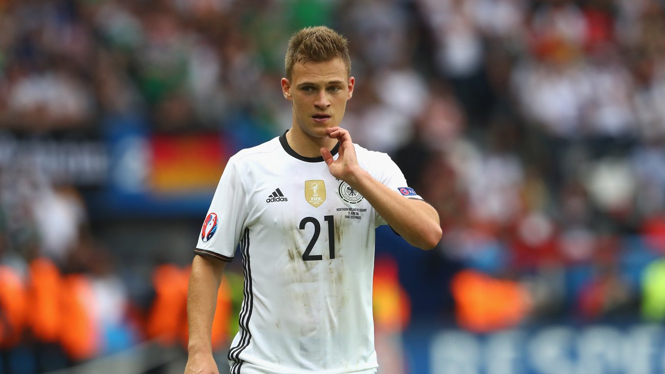Hậu vệ phải: Joshua Kimmich (Bayern Munich). Anh gần như sẽ là người kế thừa vị trị mà huyền thoại Philipp Lahm để lại ở cả Bayern cũng như tuyển Đức. Kimmich càng thi đấu càng cho thấy sự chững chạc.