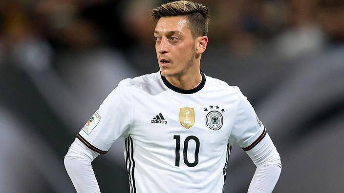 Hộ công: Mesut Oezil (Arsenal). Dù phong độ có lúc thăng lúc trầm nhưng Oezil luôn chiếm trọn niềm tin của Joachim Loew cho vị trí số 10. Bên cạnh đó, kinh nghiệm chinh chiến tại 3 giải đấu hàng đầu châu Âu của anh là điều mà hiếm cầu thủ Đức nào có được.