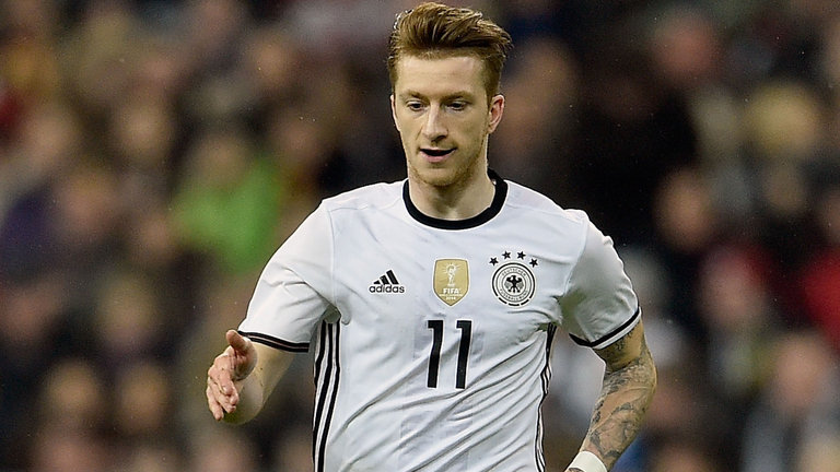 Tiền vệ trái: Marco Reus (Dortmund). Chấn thương đã khiến Reus lỡ hẹn với hai giải đấu lớn gần nhất. Tuy nhiên, không thể phủ nhận một điều rằng, đẳng cấp của anh xứng đáng có mặt trong đội hình chính Cỗ xe tăng. Màn trình diễn trong giai đoạn cuối mùa giải vừa qua cho Dortmund đã nói lên tất cả. Ảnh: Sky Sports.