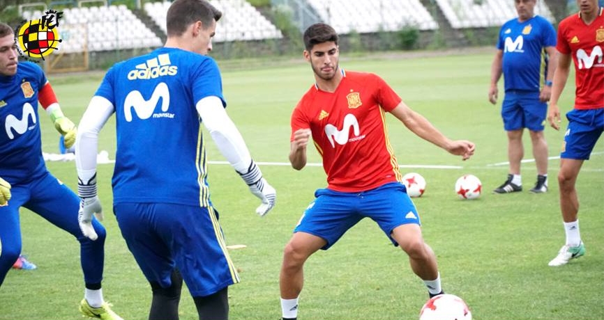 Asensio, người đã ghi 3 bàn trong vòng bảng lém lĩnh 'đá ma' cùng đồng đội.