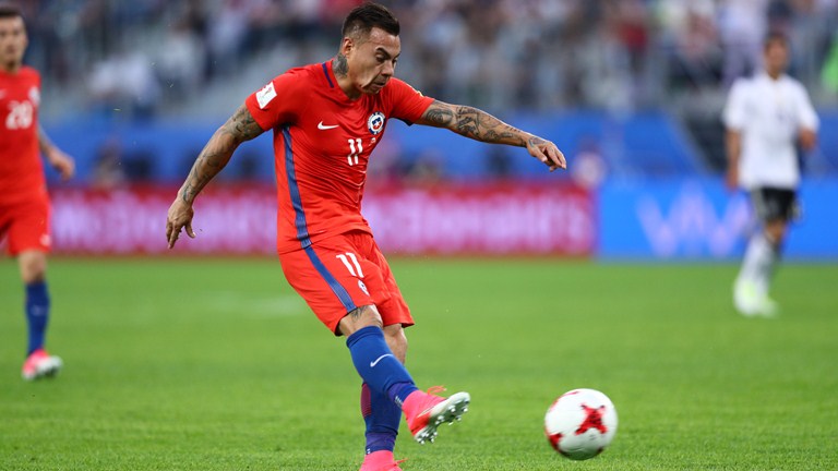 Chile điên cuồng lao lên tìm kiếm bàn gỡ hòa.