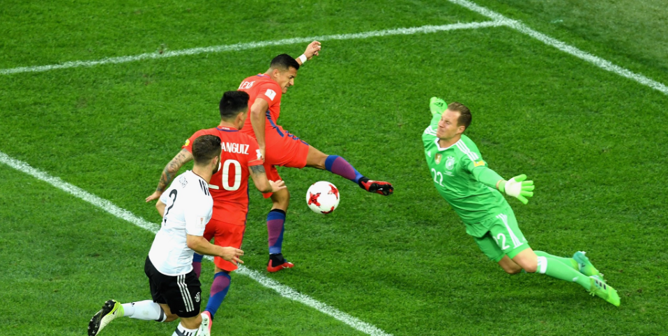 Alexis Sanchez có cơ hội ngon ăn để mở tỉ số nhưng anh lại sút trượt tâm bóng.