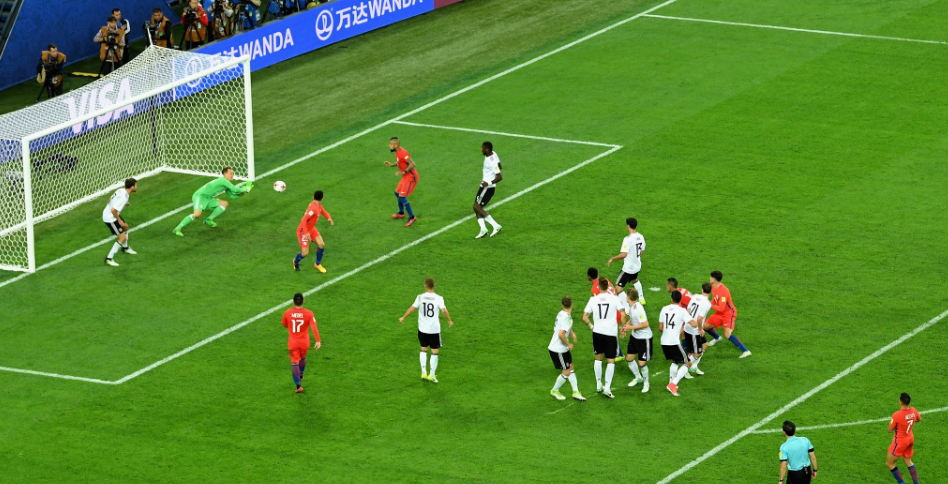 Cú sút phạt hiểm hóc ở phút bù giờ của Alexis Sanchez cũng không thể thắng được Ter Stegen.