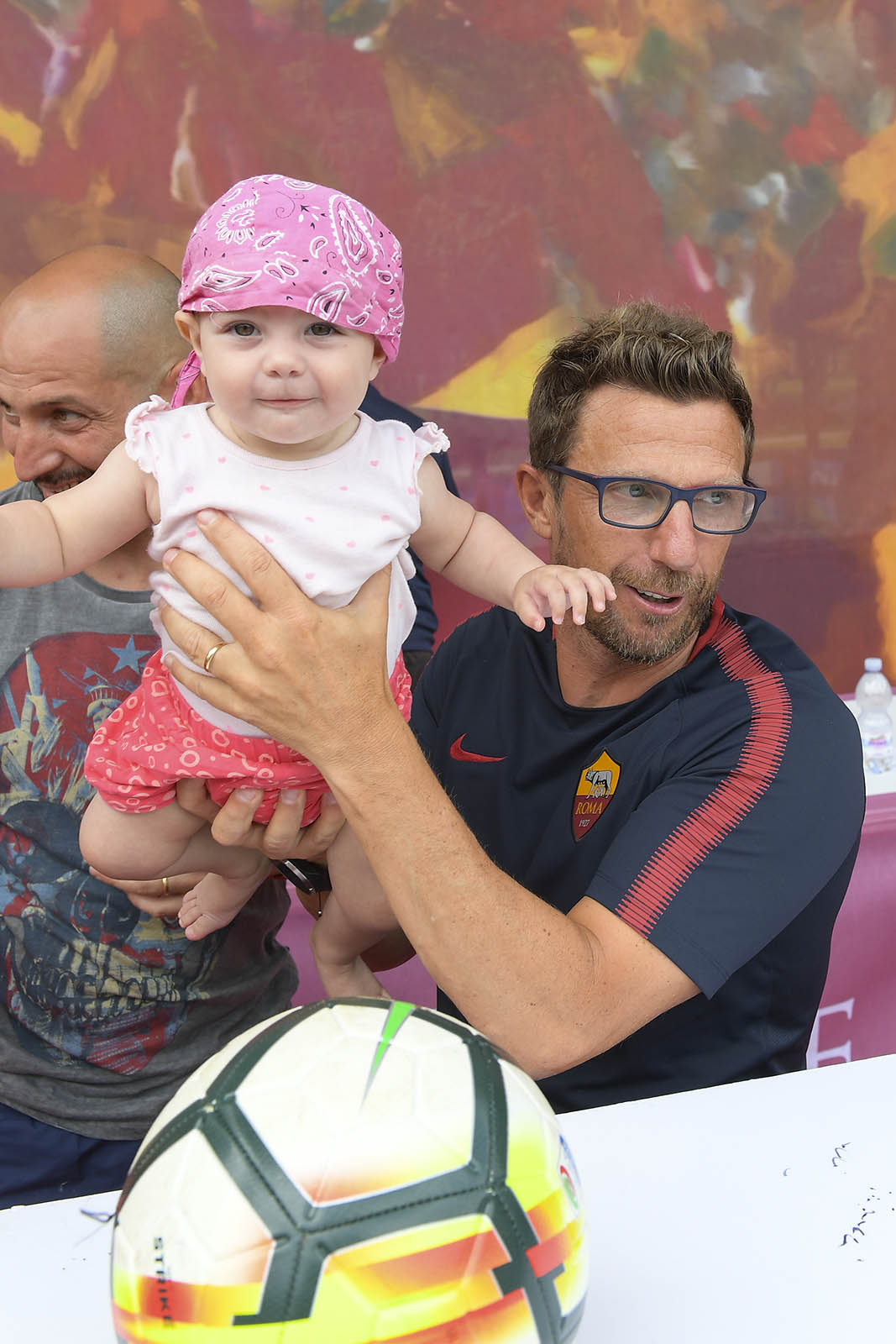 Ông rất thích thú khi vui đùa cùng những đứa bé.