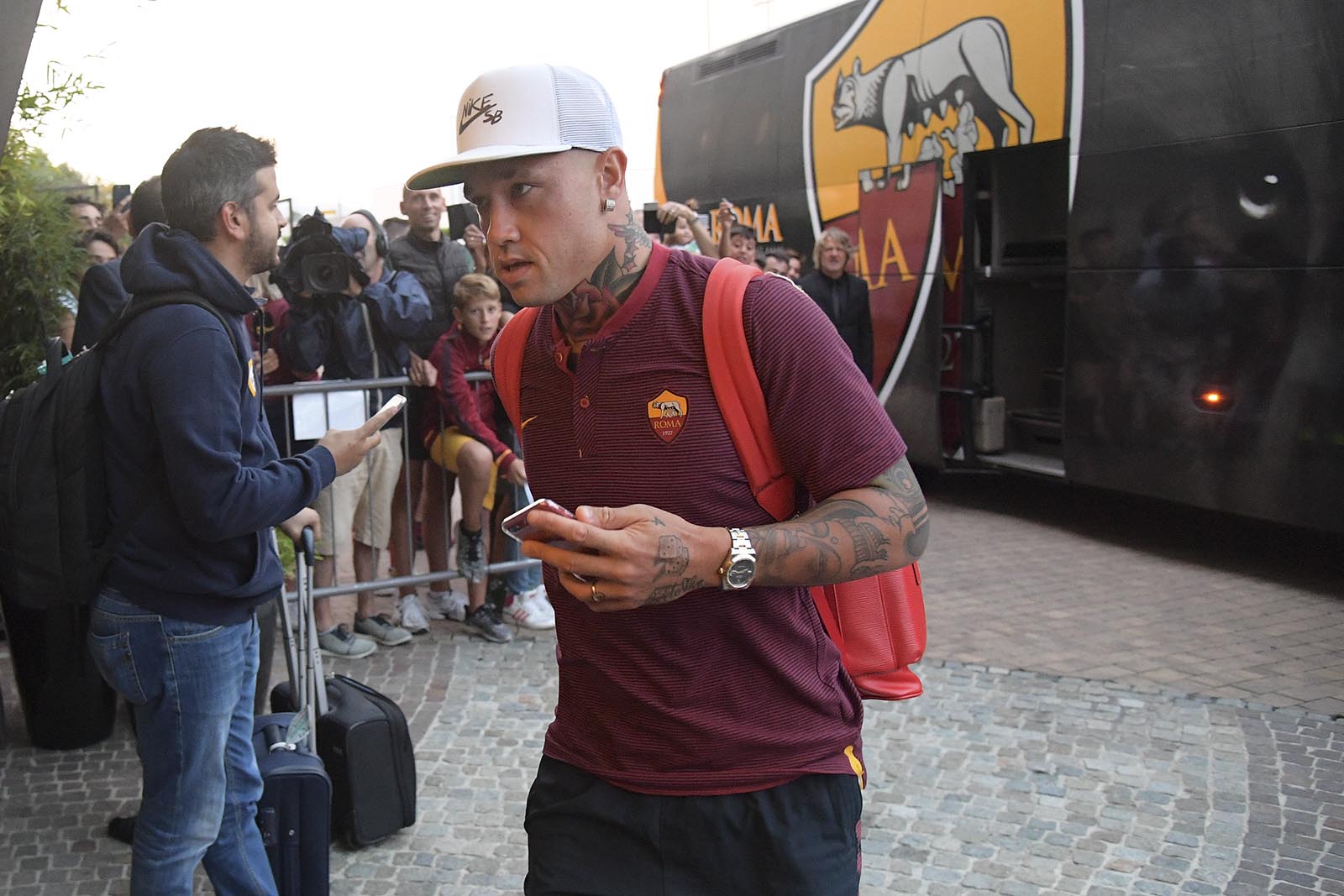 Phong cách 'bụi bặm' của Radja Nainggolan.