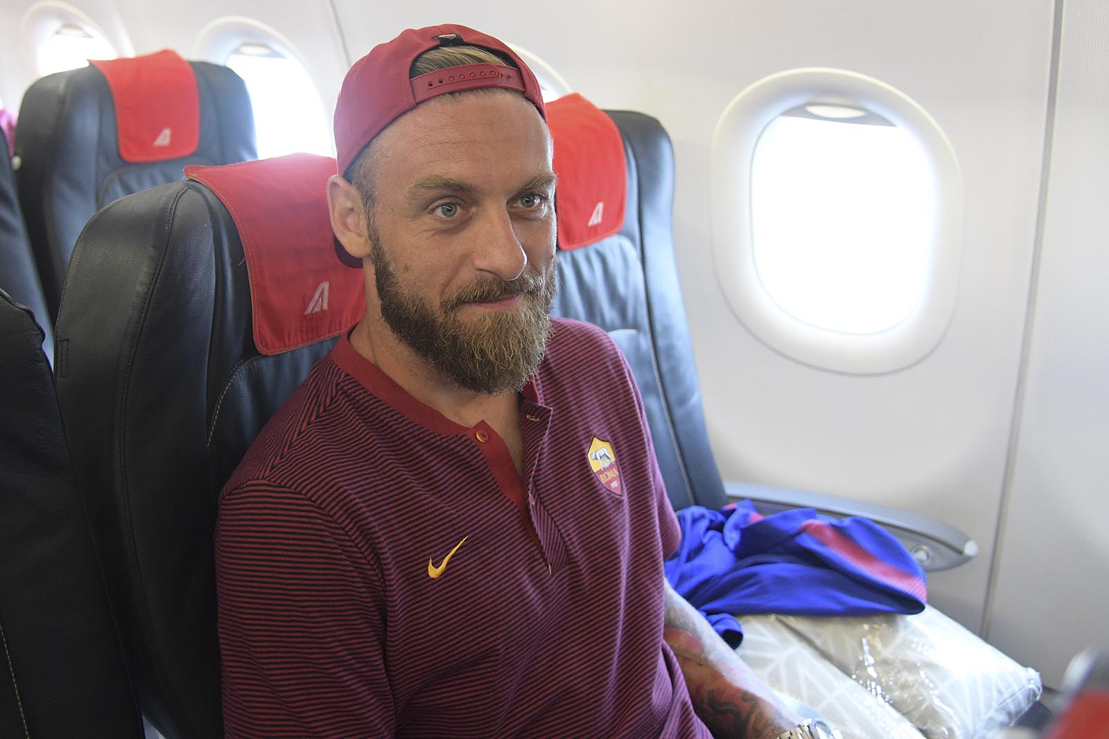 De Rossi, người kế thừa chiếc băng đội trưởng của Totti tại Roma.