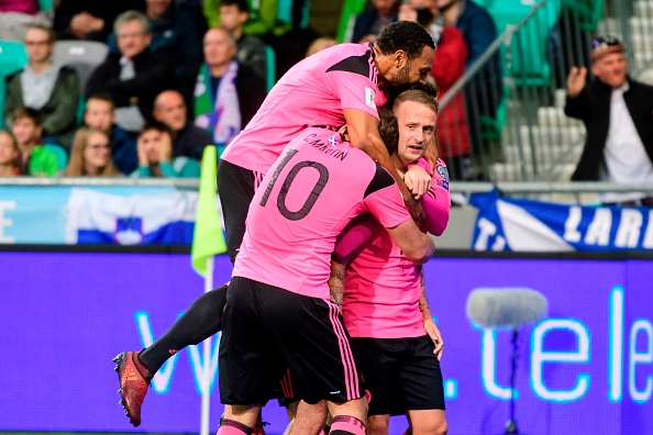 Leigh Griffiths mở tỉ số trong niềm vui của toàn đội.