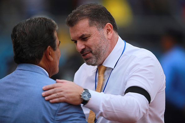 Cái bắt tay thân thiện giữa 2 HLV, chuẩn bị cho 1 trận đấu 'không thân thiện'.