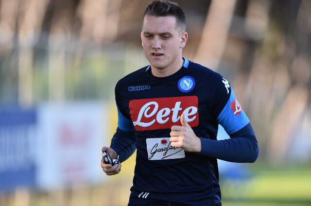 Các cầu thủ còn lại của Napoli nỗ lực tập luyện.