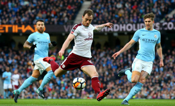 John Stones bất lực nhìn Barnes ghi bàn sau đường kiến tạo của chính anh.