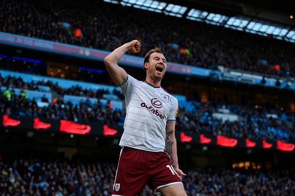 Ashley Barnes ăn mừng bàn mở tỉ số.