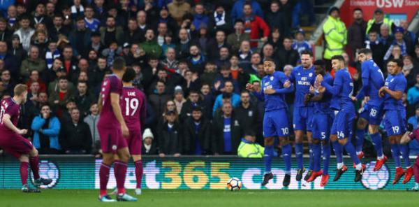 Phút thứ 8, Man City được hưởng quả đá phạt ngay trước vòng cấm. Kevin De Bruyne là người thực hiện.