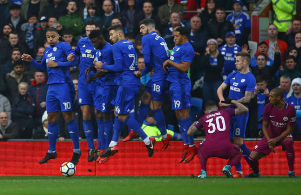 Tiền vệ Bỉ thông minh đưa bóng đi phía dưới hàng rào trước khi làm rung lưới khung thành Cardiff. Quả đá phạt của De Bruyne khiến đối thủ phải ngỡ ngàng.