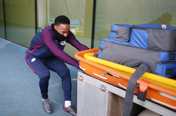 Sterling thử sức với đống dụng cụ nặng nề.