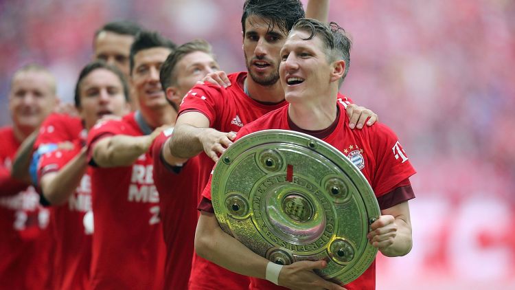 Schweinsteiger ăn mừng danh hiệu cuối cùng với Bayern.