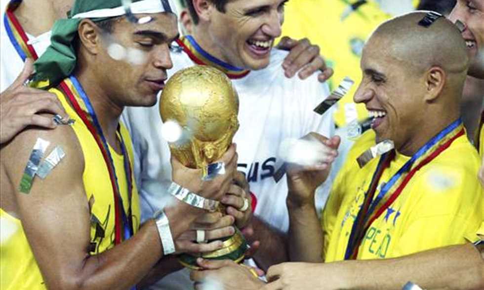 Bốn năm sau, thêm một cầu thủ khác của Real Madrid làm được điều này là Roberto Carlos. Hậu vệ trái nổi tiếng với 'cú sút hình trái chuối' cũng là người gần nhất giành Champions League và World Cup trong cùng một năm.