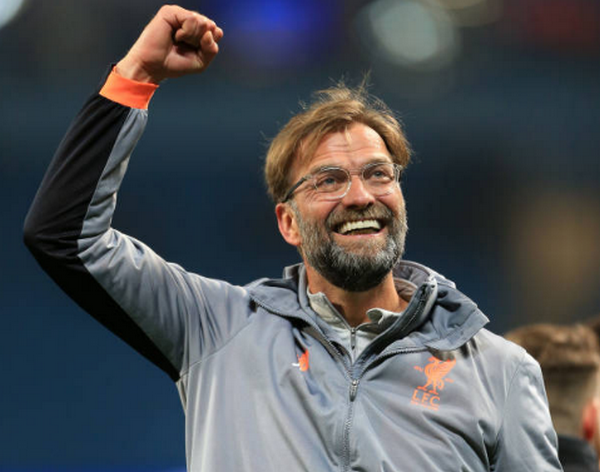 Trái ngược với Pep, Jurgen Klopp rạng rỡ ăn mừng cùng học trò.