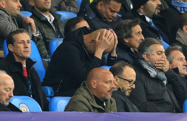 Pep Guardiola ôm đầu ngao ngán sau bàn thua.
