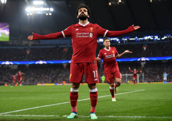 Salah ăn mừng như một vị thần, anh sút tung lưới Man City trong cả 2 lượt trận.