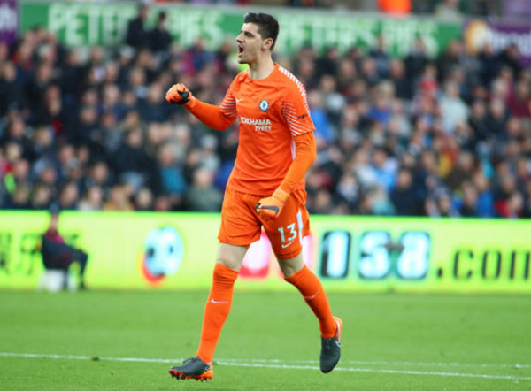 Phía dưới khung thành, Thibaut Courtois cũng hòa chung vào niềm vui của toàn đội.