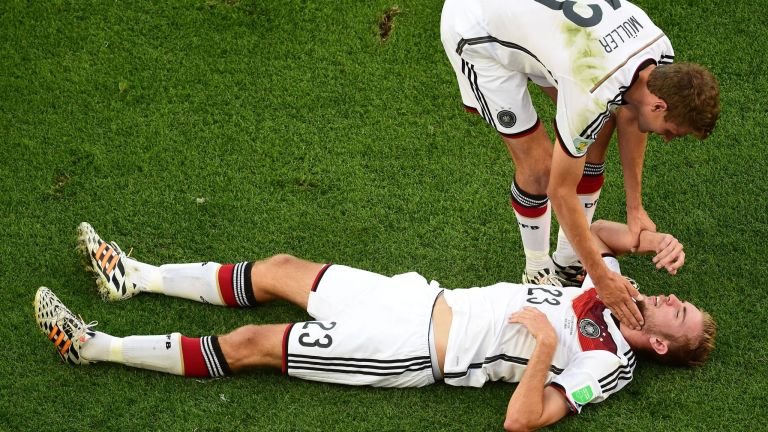 Kramer bị choáng trong trận chung kết với Argentina.