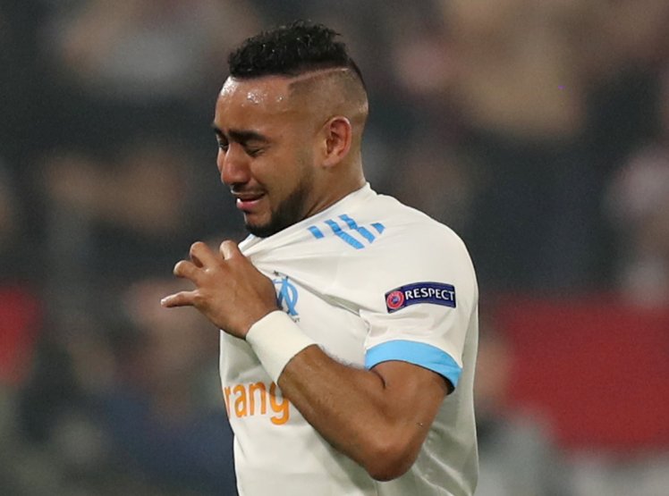 Payet khóc trên đường rời sân.