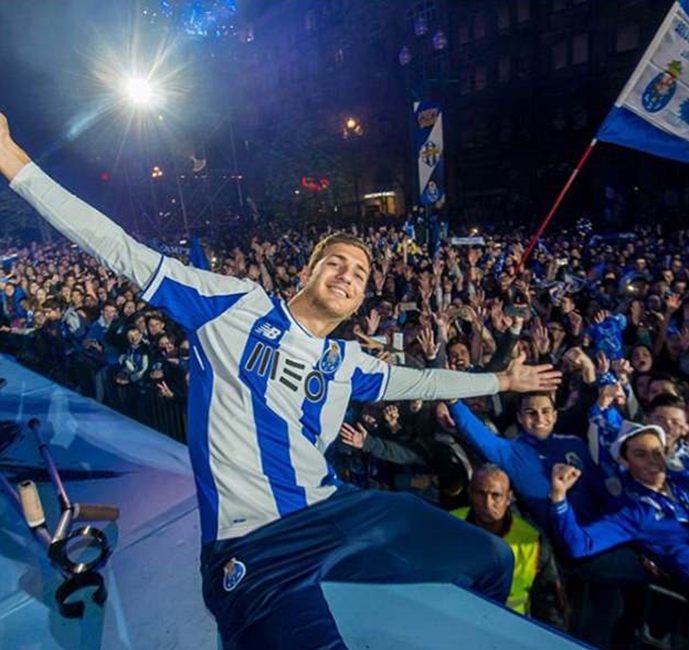 Diogo Dalot chỉ mới có mùa giải đầu tiên thi đấu chuyên nghiệp.