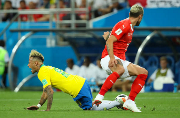 ...phạm lỗi khiến Neymar đau đớn.