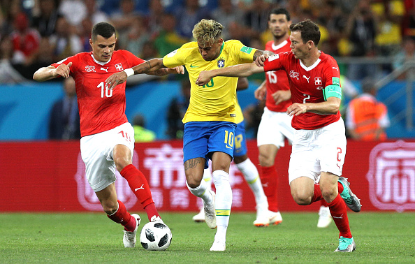 Là ngôi sao sáng giá nhất trong đội hình Brazil, Neymar luôn bị theo sát mỗi khi có bóng.