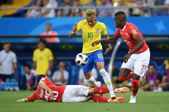Các cầu thủ Thụy Sĩ làm mọi cách để ngăn chặn Neymar, tắc bóng...