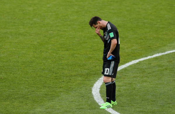 Messi 'chết lặng' sau tiếng còi kết thúc trận đấu.