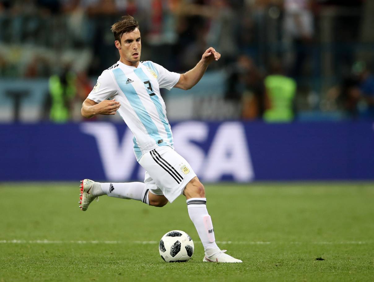 Nicolas Tagliafico - 5 điểm: Thiếu gắn kết với các đồng đội, đặc biệt là Otamendi.