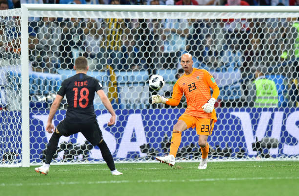 Pha kiến tạo đẹp mắt của Caballero cho Rebic.