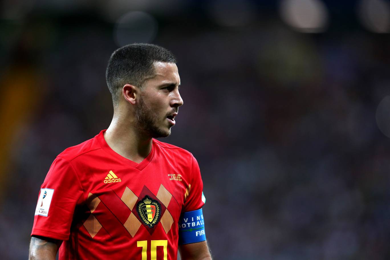 Eden Hazard - 7 điểm: Hoạt động năng nổ, kiến tạo cho Fellaini ghi bàn.